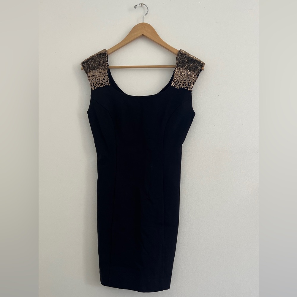 Guess Black Fitted Sleeveless Dress w. Gold Sequin Shoulder Details. Size Small.
